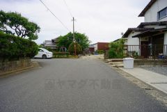 現地（2025年5月15日）撮影。大型車の通行が少なく、騒音や振動が少ないので静かで快適な生活を送れます。