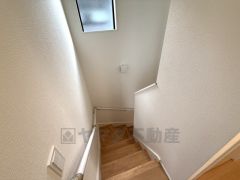 小さなお子様やご高齢の方でも安心できる、手すり付き階段。段差も低めで設定されており、安全性にも優れています。