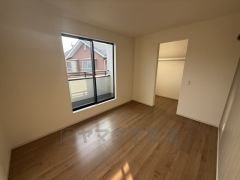 住む人のこだわりを活かす洋室。日当たりがよく、寝室としての利用もおすすめ。広めのクローゼットには荷物をすっきり片付けられ、ゆとりのある暮らしが出来ます＾＾