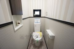 温水洗浄機付トイレです。節水機能もあるので、安心して使えますね。もちろん、1階2階の2ヶ所にトイレがあるので、忙しい朝にもゆとりができますね。