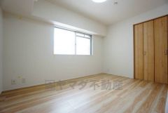 暖かい日差しが差し込む洋室。たっぷり収納できるクローゼット付きでお部屋の中をすっきりと快適に保てます。