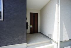 家の顔となる玄関扉がかっこいいと、たくさんの人を招き入れたくなりますね＾＾奥まって設置されており、雨にも濡れにくくなっています。