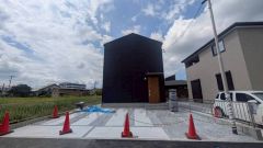 駐車スペースはゆとりある2台分を確保。マイカー用に、お客さま用に、余裕を持ってご利用いただけます。