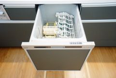 炊事時間を大幅に短縮できる食器洗浄乾燥機付き＾＾食器を洗う手間が減るので家族とのコミュニケーションの時間や自分の時間が増えますね。