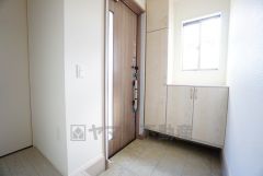 たっぷり収納できるシューズボックスです。家族全員の靴がきれいに整頓できます。棚の上にお花や写真を飾っても良いですね。