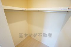 収納力豊富なウォークインクローゼット。洋服や小物などを1箇所にまとめて美しい収納を実現します。