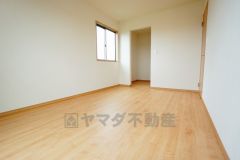 同仕様写真。寛ぎの時間を紡ぎだす主寝室は、大型ベッドを置いても余裕の広さを確保しています。