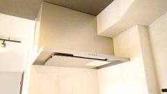 風量が弱・強と切替え可能なレンジフードが調理中の煙をしっかり吸い込みます。手元を照らすライト付きです。
