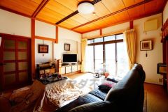 ダイニング横の和室はリビングとしてもお使いいただけます。大きな窓から光が差し込み、家族団らんのひと時を明るく演出します。