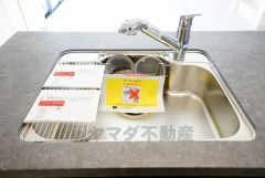 広々としたステンレスシンクには、洗剤やスポンジを収納出来るラック付き。広さも確保しているので、大きなお鍋も洗いやすいです。