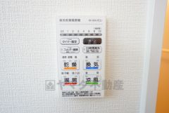 雨の日の洗濯も安心できる浴室暖房乾燥機付き浴室。リモコンで操作もボタン1つで簡単。