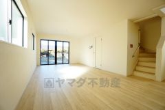 大きな窓のあるリビングは、陽光あふれる明るい空間です。居心地良く、ご家族皆がゆったり寛げる憩いの空間となりそうです。