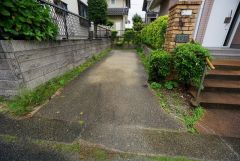 駐車スペースはゆとりある2台分を確保。マイカー用に、お客さま用に、余裕を持ってご利用いただけます。