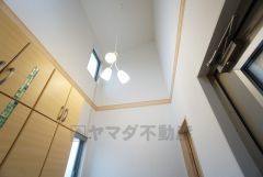 玄関上部が吹抜けになっており、風通しの良い設計になっております。