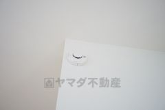 火災による煙や熱を感知して、警報音やブザー等で火災の発生を知らせてくれる火災警報器。