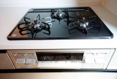 同時にたくさんの料理が調理できる3口コンロ。長時間熱を通しておきたい煮込み料理を作りながら、炒め物など同時進行で進められます。