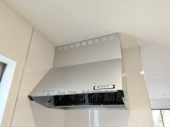 お手入れが簡単なスリム型レンジフードです。調理により発生する油煙や臭いを吸い込み、屋外へ排気してくれます。