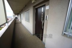 質感、使いやすさ、安全性、断熱性能を併せ持った玄関ドアです。また、ピッキング対策に優れる2ロック機構です。