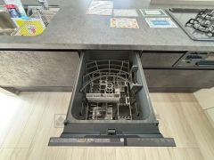 食事の後の手間を解消する食器洗い乾燥機付。冬場の洗い物で手荒れの悩みもなくなります。手洗いよりも節約できて便利。