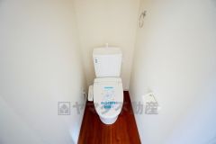 温水洗浄機付トイレです。節水機能もあるので、安心して使えますね。もちろん、1階2階の2ヶ所にトイレがあるので、忙しい朝にもゆとりができますね。