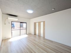 大きな窓のあるリビングは、陽光あふれる明るい空間です。居心地良く、ご家族皆がゆったり寛げる憩いの空間となりそうです。