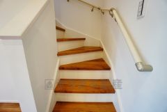 同仕様写真。小さなお子様やご高齢の方でも安心できる、手すり付き階段。段差も低めで設定されており、安全性にも優れています。