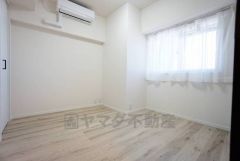 暖かい日差しが差し込む洋室。たっぷり収納できるクローゼット付きでお部屋の中をすっきりと快適に保てます。