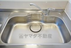 色も形もキレイなシンクは、広さも確保しているので、大きめの鍋も簡単に洗えます。