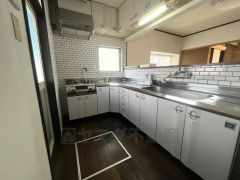 対面式カウンターキッチンからはお子様の様子が見守れます。ダイニングへの配膳や調理の時便利なカウンター付き。