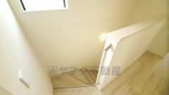 小さなお子様やご高齢の方でも安心できる、手すり付き階段。段差も低めで設定されており、安全性にも優れています。