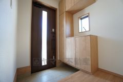 同仕様写真。たっぷり収納できるシューズボックスです。家族全員の靴がきれいに整頓できます。棚の上にお花や写真を飾っても良いですね。