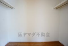 収納力豊富なウォークインクローゼット。洋服や小物などを1箇所にまとめて美しい収納を実現します。スーツケースのような大型の荷物も置けます＾＾