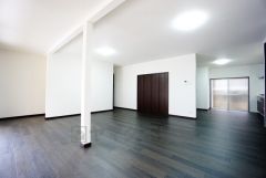 大きな窓のあるリビングは、陽光あふれる明るい空間です。居心地良く、ご家族皆がゆったり寛げる憩いの空間となりそうです。