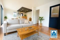 家具はイメージです。温かみのある雰囲気と、キッチンでの作業性を兼ね備え、家族の笑顔あふれる団らんのひと時をお過ごしいただける設計になっています。