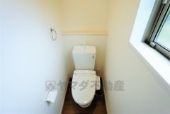 同仕様写真。温水洗浄機付トイレです。節水機能もあるので、安心して使えますね。