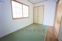 同仕様写真。あると嬉しい1階の一部屋。お子様のお昼寝スペースや客間、お友達やご親戚のお泊り部屋としても使えます。