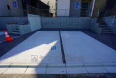 駐車スペースはゆとりある2台分を確保。マイカー用に、お客さま用に、余裕を持ってご利用いただけます。