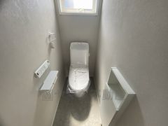 温水洗浄機付トイレです。節水機能もあるので、安心して使えますね。もちろん、1階2階の2ヶ所にトイレがあるので、忙しい朝にもゆとりができますね。