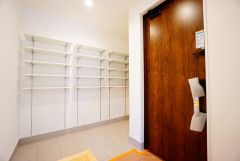 壁一面に設けた大容量のシューズクローゼットは実用性と機能性を兼ね備えています。急な来客でも、いつも整頓された玄関でお出迎えができます。