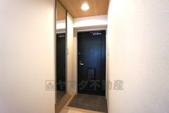シューズBOXは大きな姿見付き＾＾お出かけ前に全身をチェックできますね。