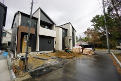 道幅が広く、車通勤の方や買い物などでの車の出し入れも楽々できて嬉しいですね。