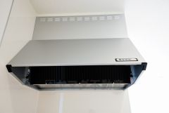 お手入れが簡単なスリム型レンジフードです。調理により発生する油煙や臭いを吸い込み、屋外へ排気してくれます。