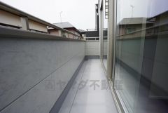 陽当たりの良いバルコニーです。お洗濯やお布団干しはもちろん、日光浴スペースにも。足元は防水工事施工済です。