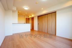 リビングは広々とした設計で、家族が集い、寛ぐ暮らしの空間を演出しています。思い思いの時間を過ごしたり、家族みんなで食事をしたり、素敵な団らんの場になりますね。