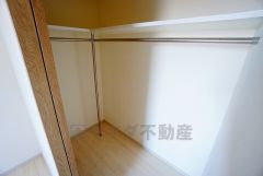 収納力豊富なウォークインクローゼット付き。洋服や小物などを1箇所にまとめて美しい収納を実現します。