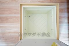 キッチンにある床下収納は、居住スペースを減らさずに買い置きの調味料や非常食などを保管することができます。