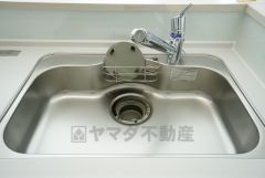 広々としたステンレスシンクには、洗剤やスポンジを収納出来るラック付き