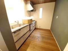 リビングやダイニングからキッチン周りが丸見えにならない対面式キッチン。テレビ鑑賞や家族との対話がしやすく、ご家族の温かい時間を演出します。