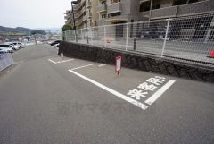 来客時の駐車場として敷地内に駐車場を確保しています。遠くに駐車しなくて済むのはうれしいですね。