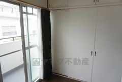 暖かい日差しが差し込む洋室。たっぷり収納できるクローゼット付きでお部屋の中をすっきりと快適に保てます。